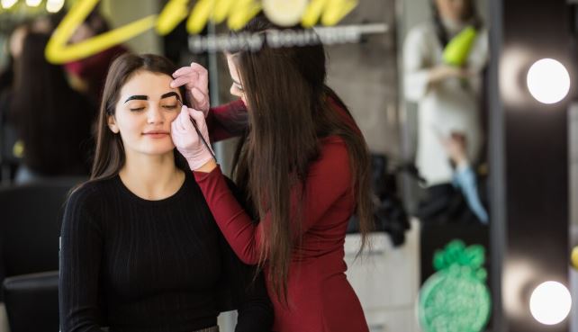 celebrity makeup artist delhi​
